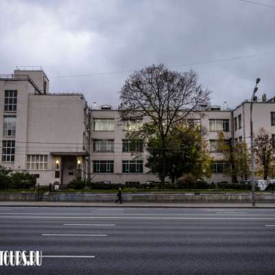 Здание бывшего Института нефти