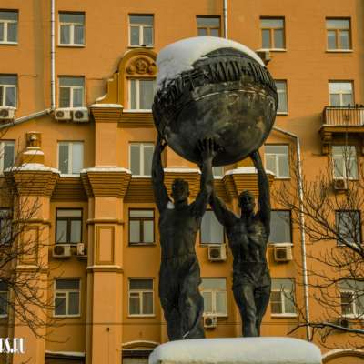 Скульптура «Миру — мир!»