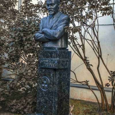 Памятник Юрию Рериху