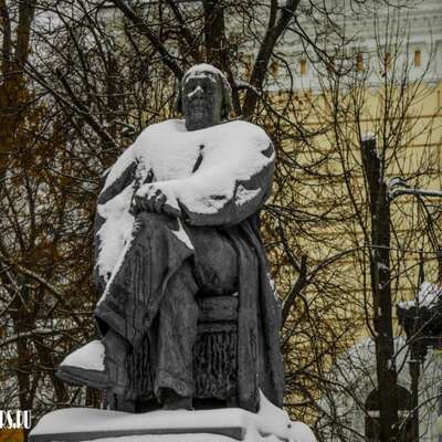 Памятник А.Н. Толстому на Никитской