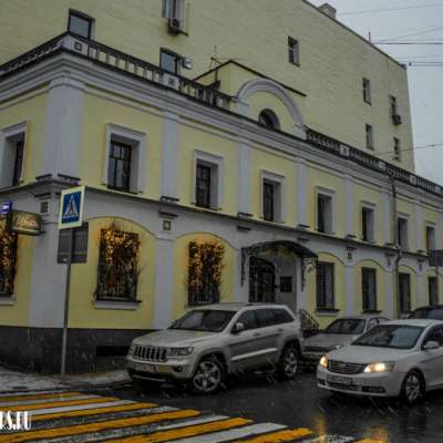 Дом причта, трапезная, воскресная школа храма Малое Вознесение
