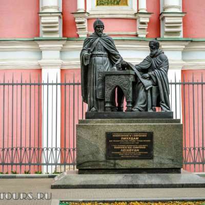 Памятник братьям Лихудам