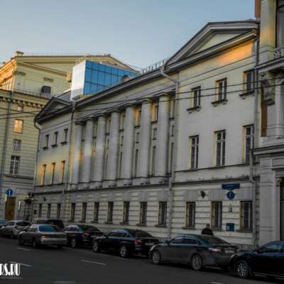 Главный дом бывшей усадьбы Хомяковых