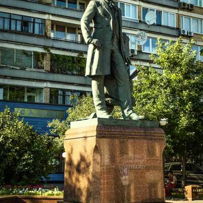 Памятник В. И. Сурикову