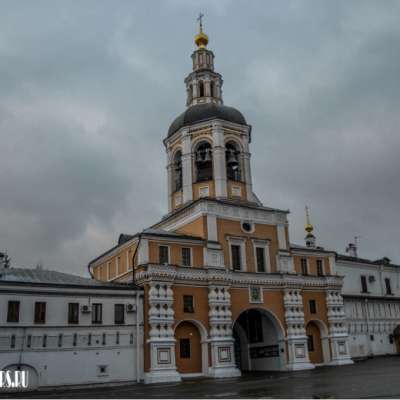 Надвратная колокольня с церковью Симеона Столпника. Данилов Монастырь