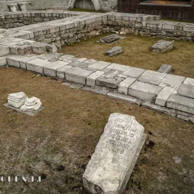 Белокаменное основание церкви св. Троицы на «старых полях»