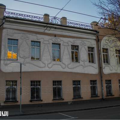 Двухэтажный особняк в стиле модерн