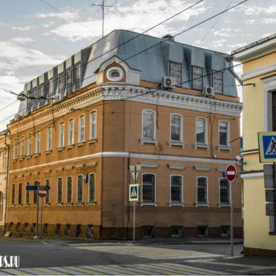 Двухэтажный особняк 19 в. с надстроенной мансардой