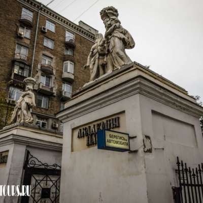 Въездные ворота на территорию Российской академии наук