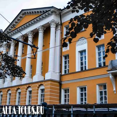 Дом Дурасовых с двумя воротами и оградой
