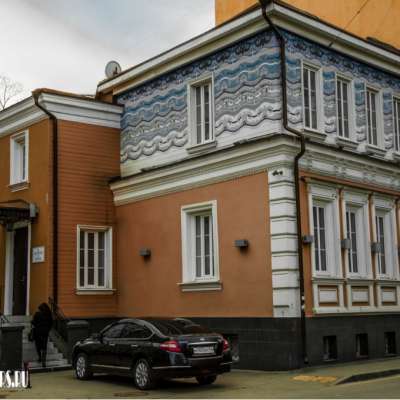 Двухэтажный дом (Земляной Вал 68/18)