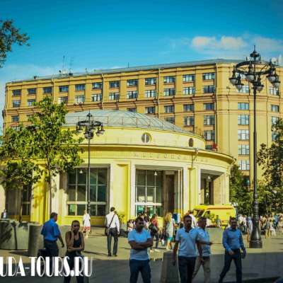 Наземный вестибюль станции метро «Новокузнецкая»