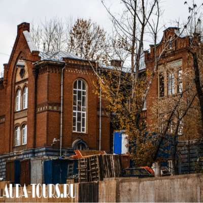 Здание бывшей Евангелической больницы. Сейчас поликлиника Российской академии медицинских наук