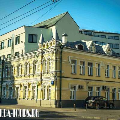 Двухэтажный особняк XIX века