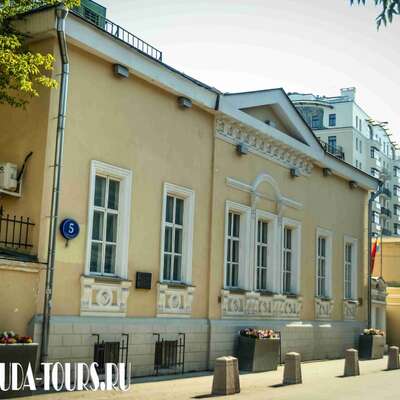 Главный дом городской усадьбы XIX века