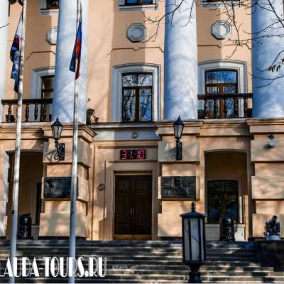 Бывшее Филаретовское женское епархиальное училище. Сейчас штаб ВМФ