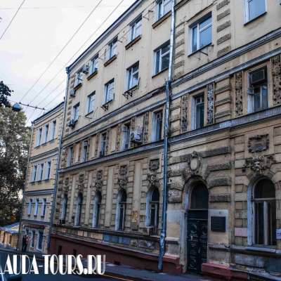 Жилой дом XIX в. с палатами XVII века (Старосадский 8)