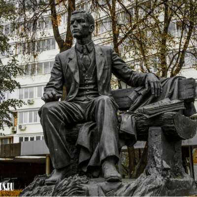 Памятник татарскому поэту Габдулле Тукаю