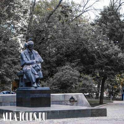 Памятник Н.Г. Чернышевскому на Покровке