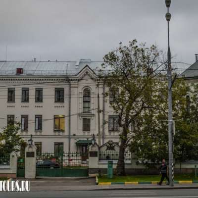 Бывшая больница имени Ивана и Александры Медведниковых с церковью Тихвинской иконы Божией Матери