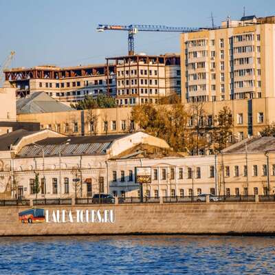 Выбитый портрет Германа Гессе на Саввинской Набережной