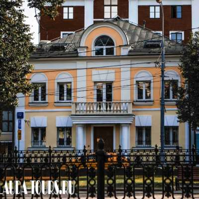 Дом с балконом