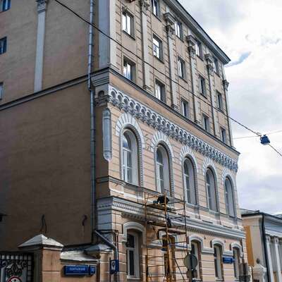 Доходный дом,  архитектор – А. С. Каминский. С надстроенными тремя этажами.