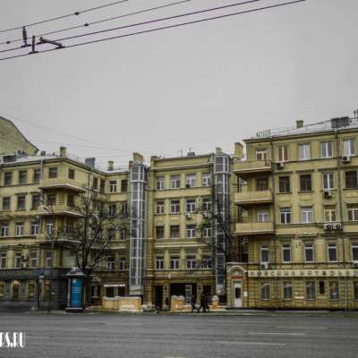 Жилой дом. Здесь жил актёр и режиссёр Эраст Гарин
