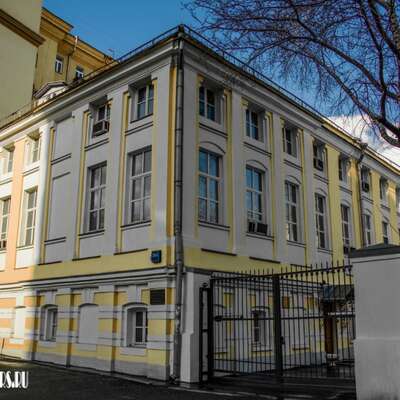 Жилой дом XVIII века, включает в себя палаты постройки 1680-х гг., принадлежавшие боярину И.П. Матюшкину