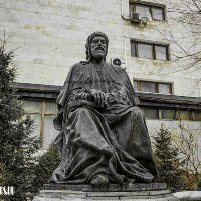 Памятник Низами Гянджеви