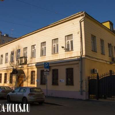 Дом с верхним бревенчатым этажом