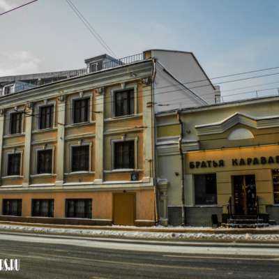 Трехэтажное административное здание