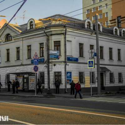 Классицистическое трёхэтажное здание