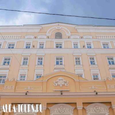 Снесенный в 2005 году дом  являлся образцом послепожарной застройки Москвы начала XIX века